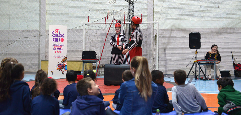 Illustration by Yuji Schmidt created for the visual identity of Sesc Circo, featured on banners, panels, tour bus, and event spaces in the cities of Lajeado and Ijuí.