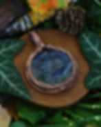 gros pendentif féerique rond en labradorite violette et cuivre tressé vue de gauche