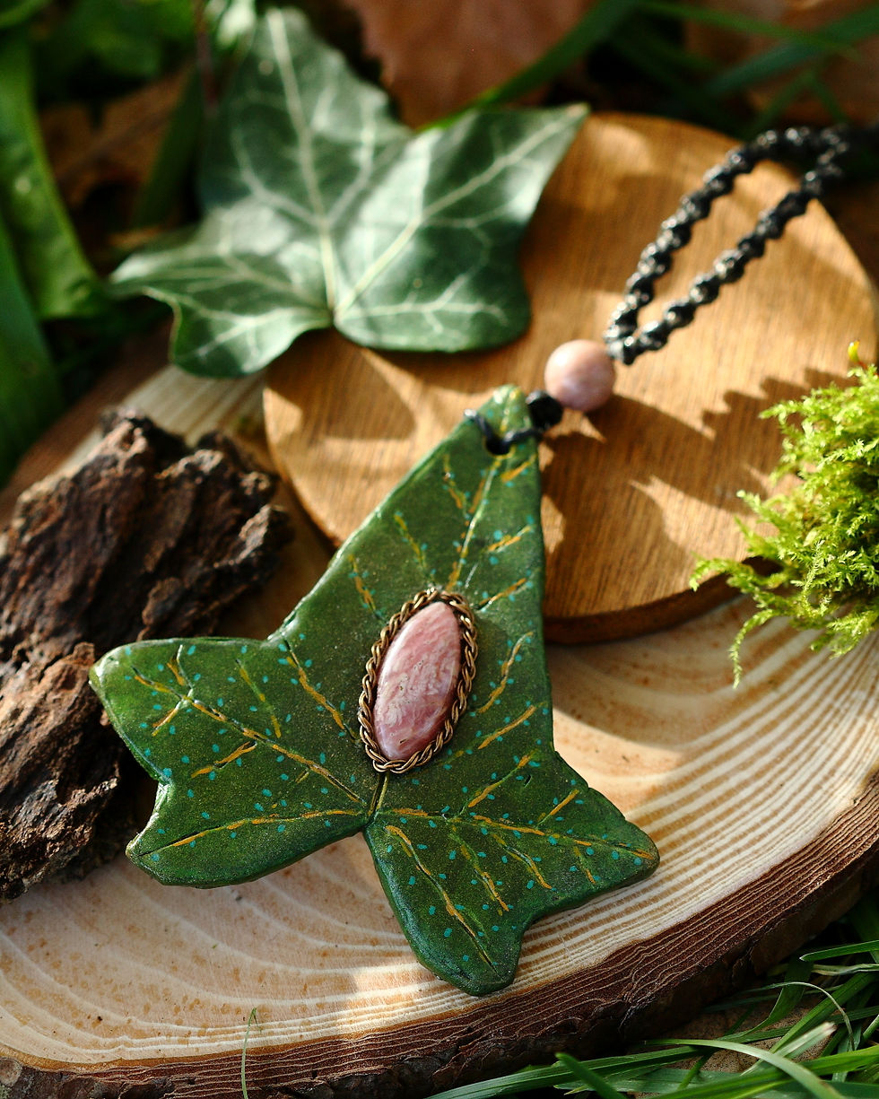 Décoration murale elfique avec une pierre de rhodochrosite vue depuis le côté droit