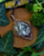 pendentif elfique en astrophyllite blanche et grise serti dans du cuivre tissé vue de gauche