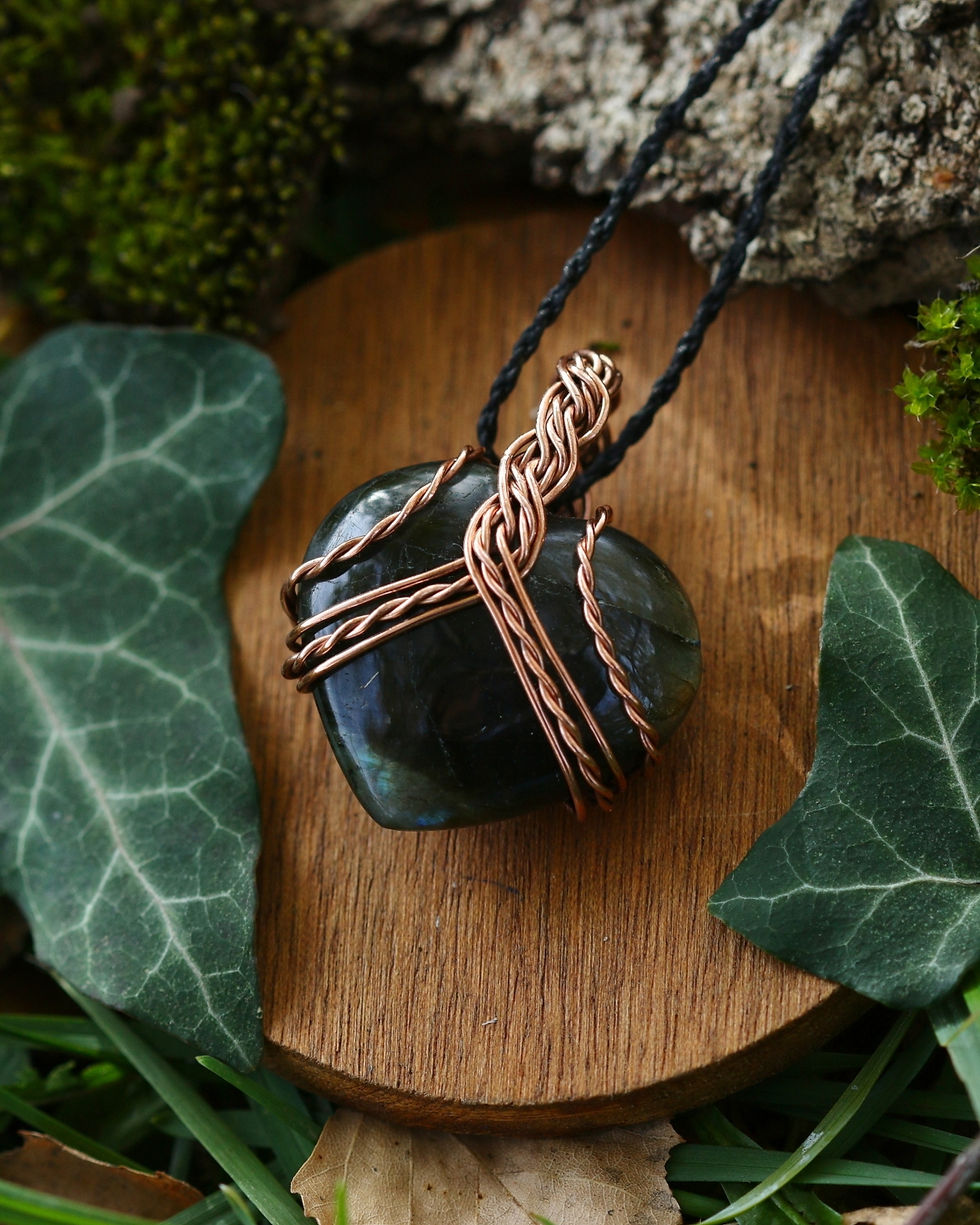gros pendentif en labradorite en forme de coeur, serti dans du cuivre tressé, vue de dessus