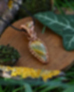 pendentif elfique en calcite jaune aragonite et cuive tissé, vue de gauche