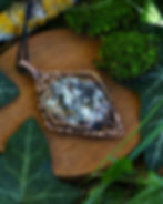 pendentif féerique magique en astrophyllite blanche et grise serti dans du cuivre tissé vue de gauche