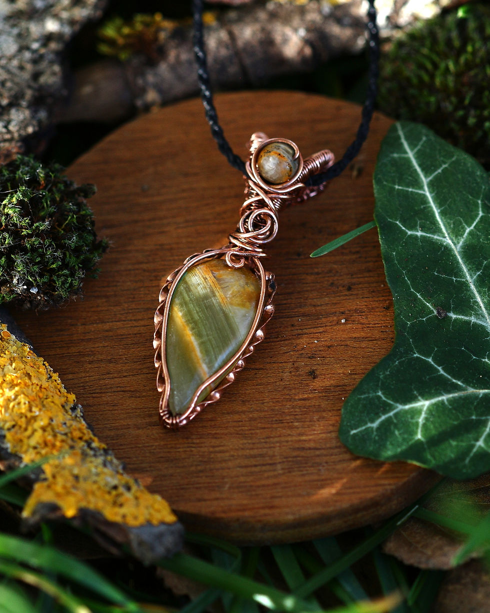 pendentif elfique en calcite jaune aragonite et cuive tissé, vue de face