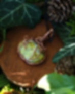 pendentif en opale verte et cuivre en forme de citrouille vue du côté droit