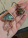 Pendentif artisanal en cuivre brut en forme de champignon et de chaudron magique avec une séraphinite et un saphir doré