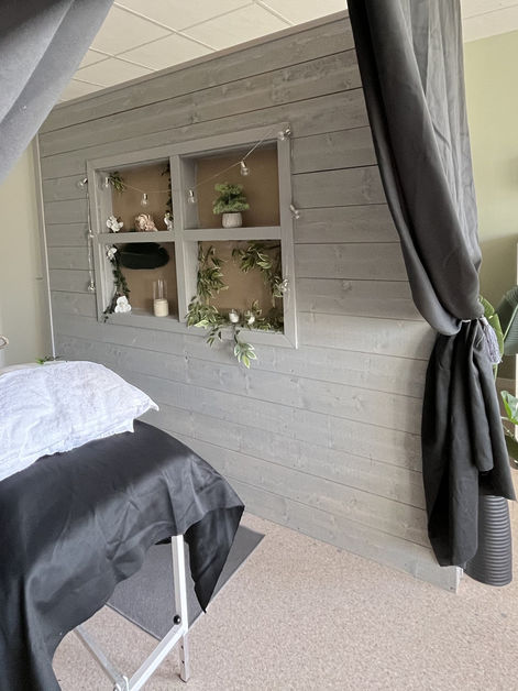 En massagebänken som står i ett mysigt utrymme.