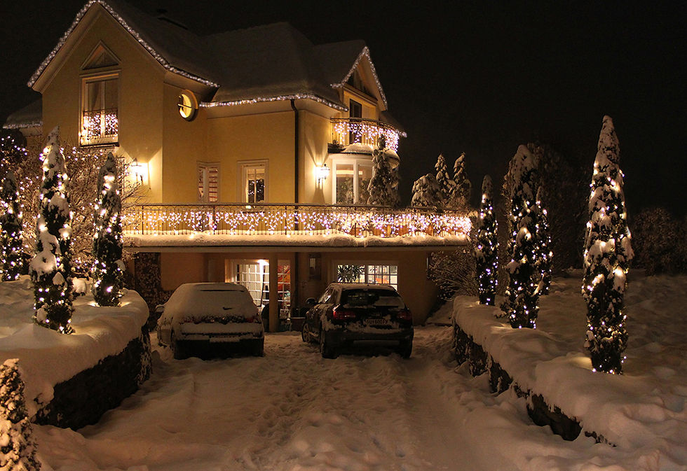 Weihnachtsbeleuchtung Familienhaus_edited.jpg