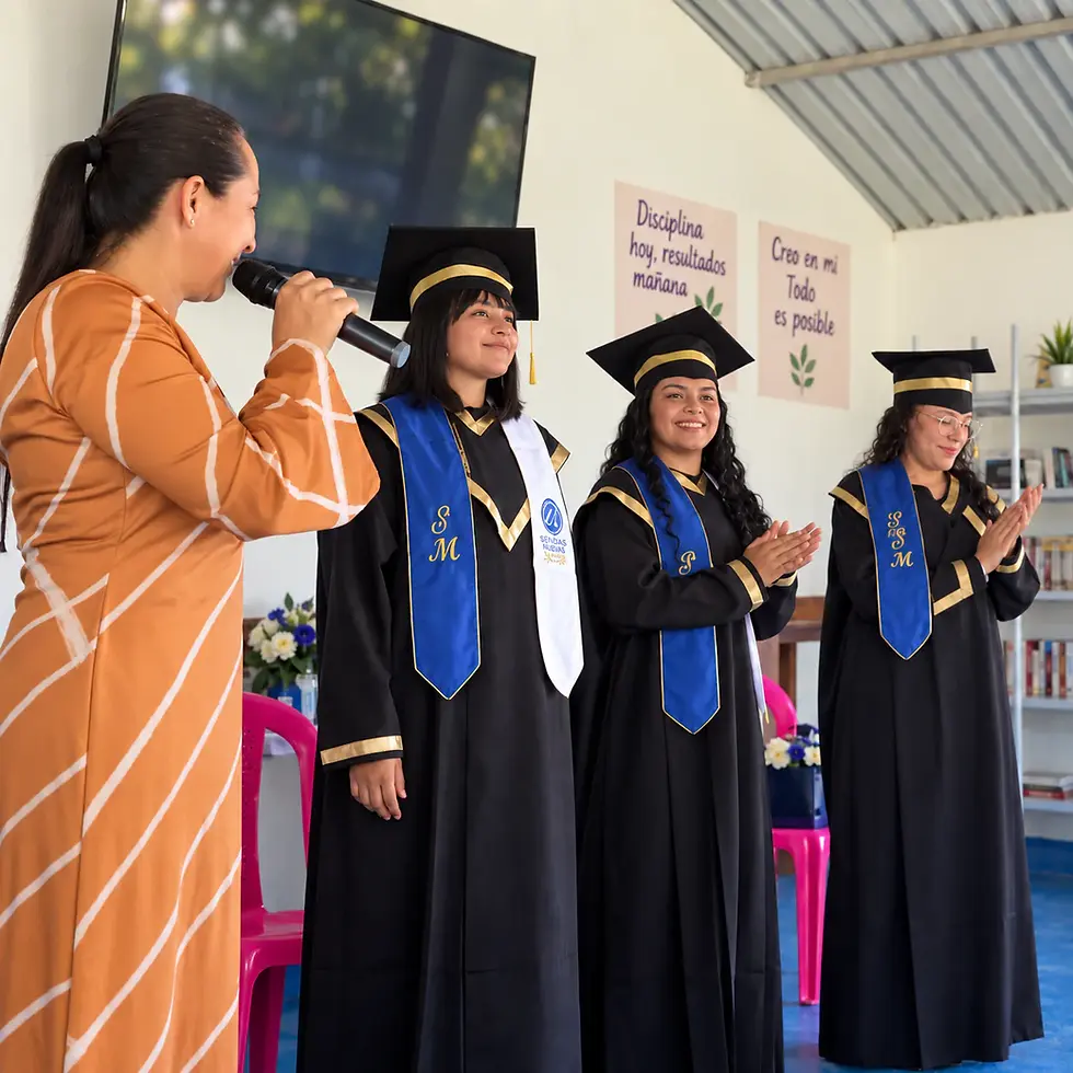 foto-mujeres-graduacion-salon.webp