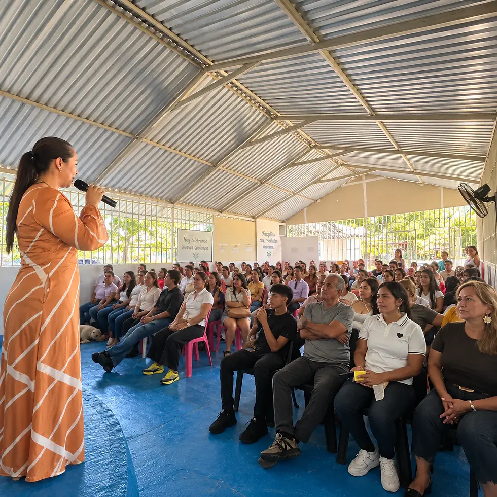 foto-mujeres-graduacion-discurso-salon.webp