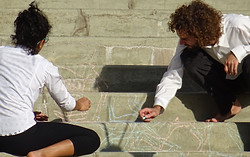 mostra perplexa