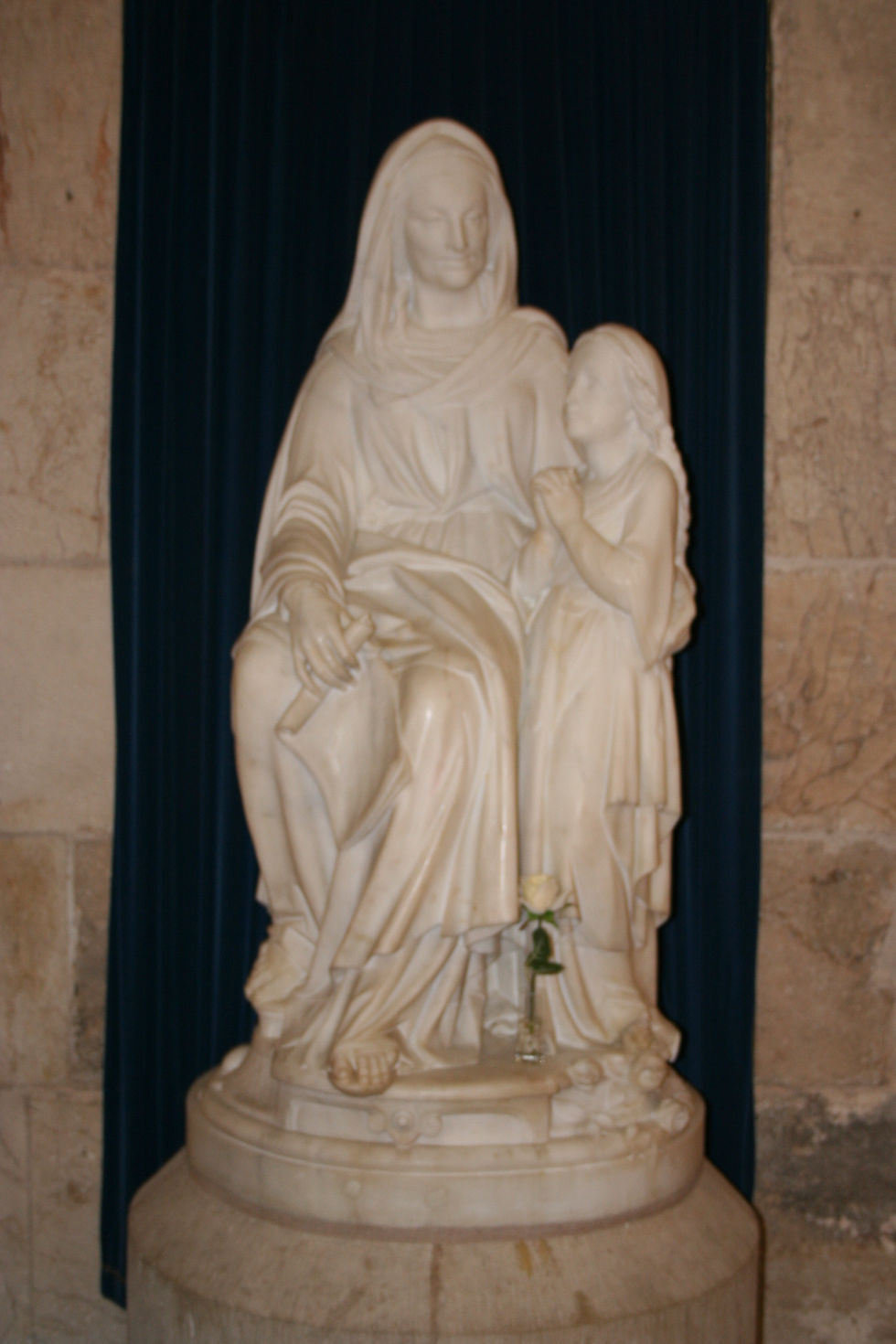 Escultura de Santa Ana y la Virgen María en la Iglesia de Santa Ana, Jerusalén