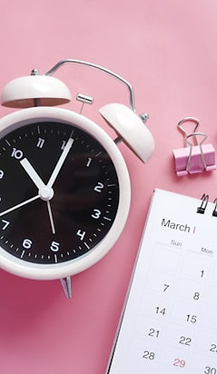 Kalender och väckarklocka som symbol för planering och struktur