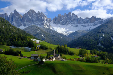Val di Funes con la chiesa di Santa Maddalena e il gruppo delle olle nelle Dolomiti