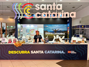 Guia receptiva representando Santa Catarina na FIT Cataratas 2026, promovendo o turismo do Vale Europeu e do Vale do Itajaí.