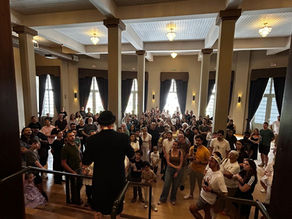 Visita guiada ao Teatro Carlos Gomes em Blumenau com participação de cerca de 100 pessoas explorando bastidores, história e arquitetura do espaço cultural.