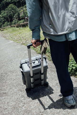 拉著Vidafun V22 防水氣密抗撞提把滑輪箱 灰黑色在三貂嶺