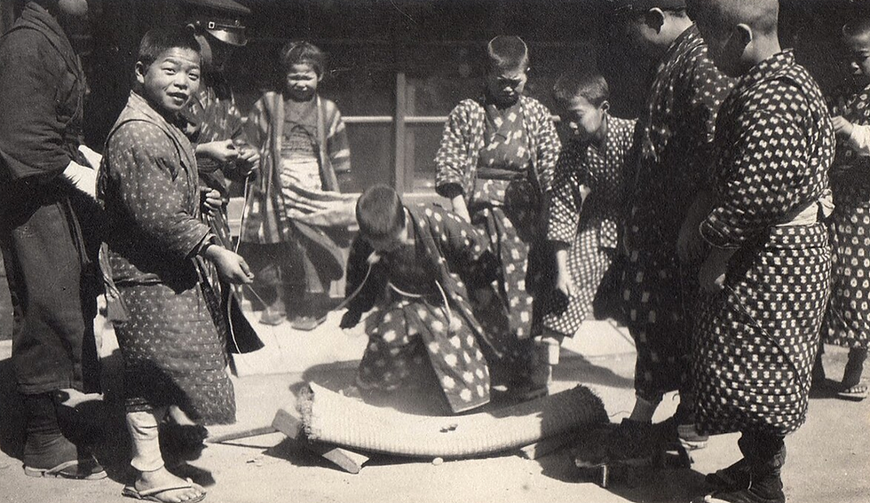 Crianças japonesas brincando com Beigoma (1914)