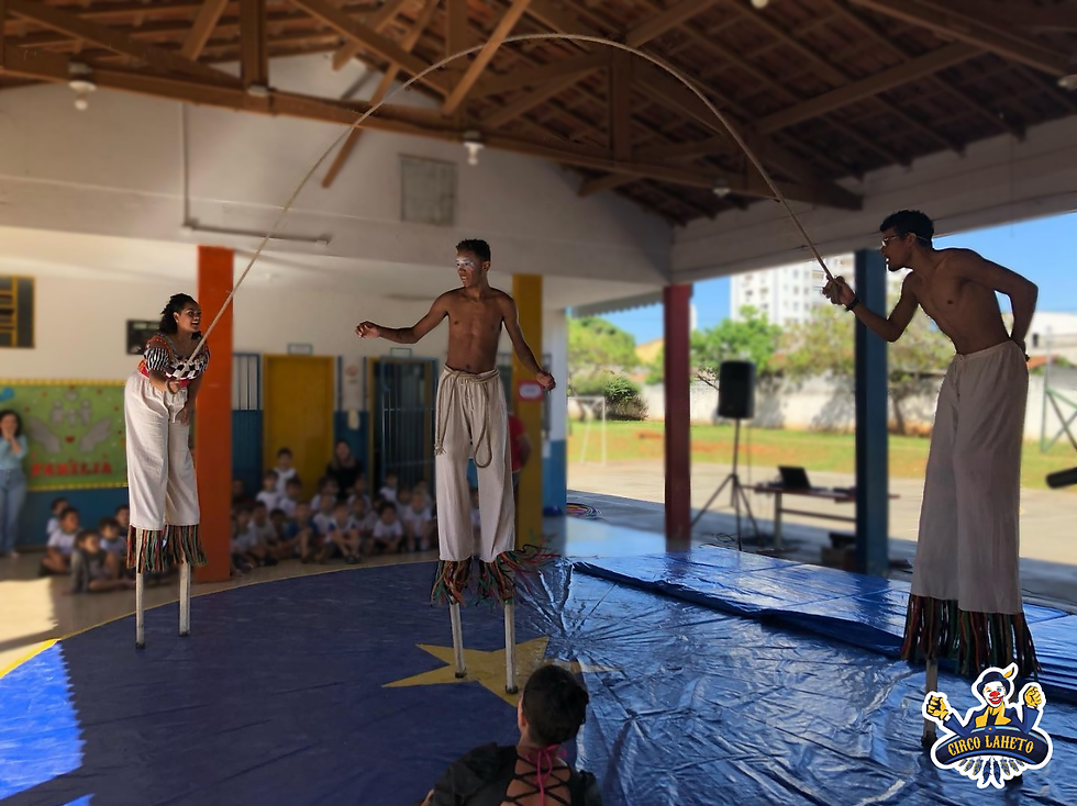 Artistas circenses do Circo Laheto, de Goiânia - Goiás, realizando uma apresentação com o uso de Pernas de Pau (Artistas: Kassiane, Junio Gustavo e Renerson Eduardo). Imagem disponibilizada pelo Circo Laheto.