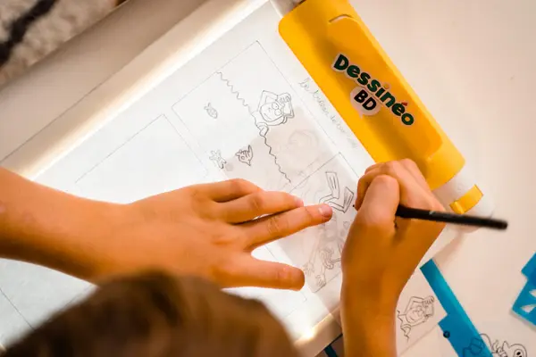Miniature : Une tablette lumineuse et un matériel très complet pour s'initier pas à pas à la création de bande dessinée  - dessinéo BD