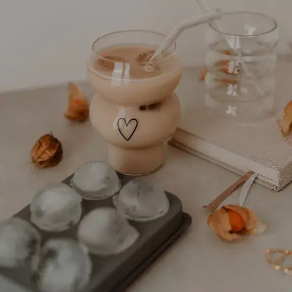 Double Bubble Glass Heart – une révolution stylée pour vos boissons ! Avec sa double forme à la fois moderne et ludique
