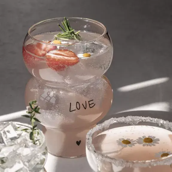 Craquez pour notre verre double bulle Love, qui fera battre tous les cœurs plus vite grâce à son design élégant et ludique