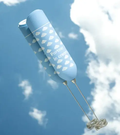 Notre mousseur à lait est la baguette magique qui ajoute une dose de nuage dans vos boissons