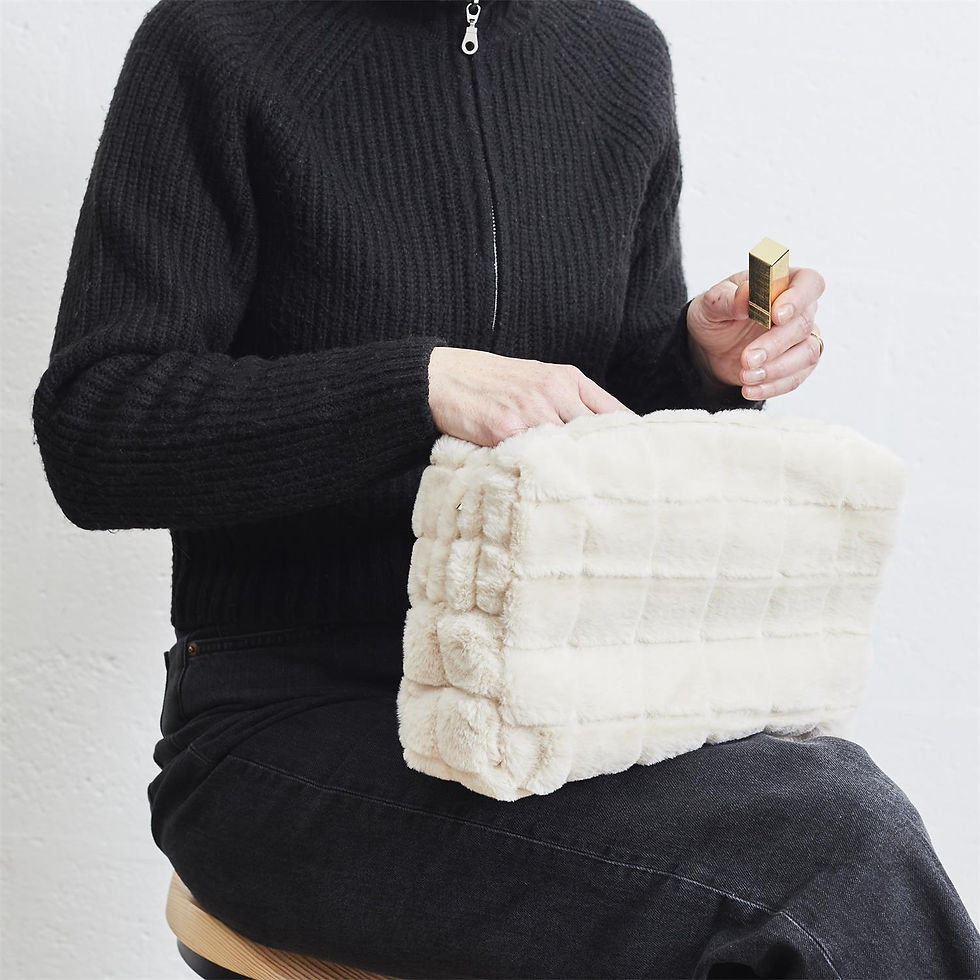 Miniature : Adoptez un style chic et élégant avec la Trousse Fluffy en fausse fourrure