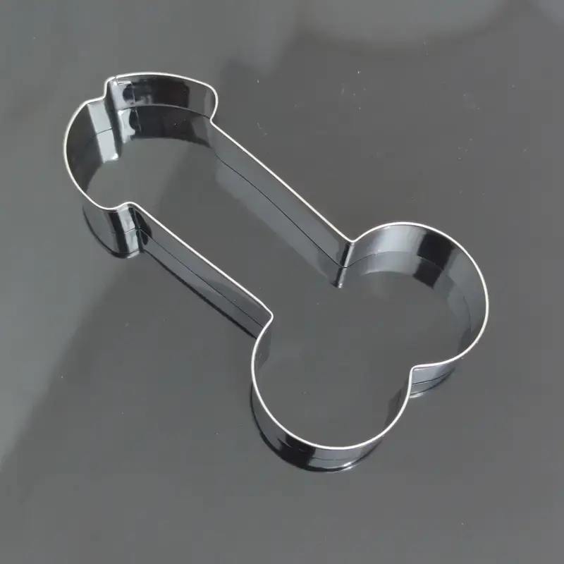 Emporte pièce super zizi : 12cm/6.8cm (pas mal non ? )  Pour faire de jolis petits biscuits  .... bref pour vous amusez...