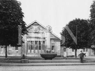 Fürstenbahnhof Darmstadt historisch 1912 Fürstenbrunnen Fürstenplatz · Stadtarchiv Darmstadt · KARLSON DI SCIASCIO® Gastronomie Denkmalschutz