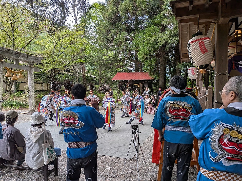 石動神社で披露される「鳥芸」。私はこの位置で笛吹き、と言うか紛れて鳴ってるだけ。                             ３年経っても吹けません。
