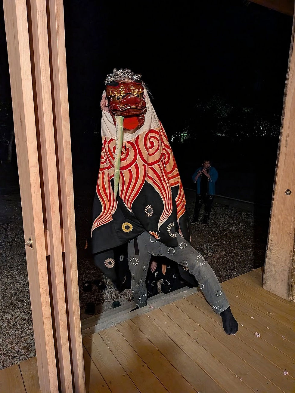 神事の後の直会(なおらい)が終わって、獅子が各家の門をくぐる「門付け」。今年は「道具番屋」の階段を上ってきました。すごい迫力！