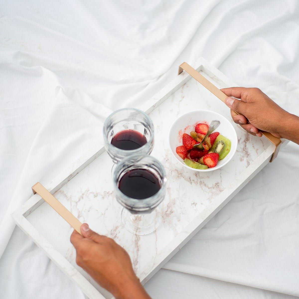 Bandeja Decorativa Para Servir Branco Gold Marmorizado Com Alça Dourada