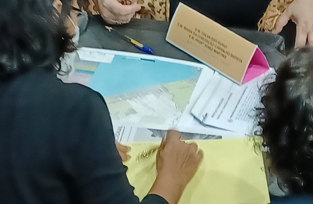 Trabalho em grupo sobre os territórios educativos, com mapa de Itanhaém.2022.jpeg