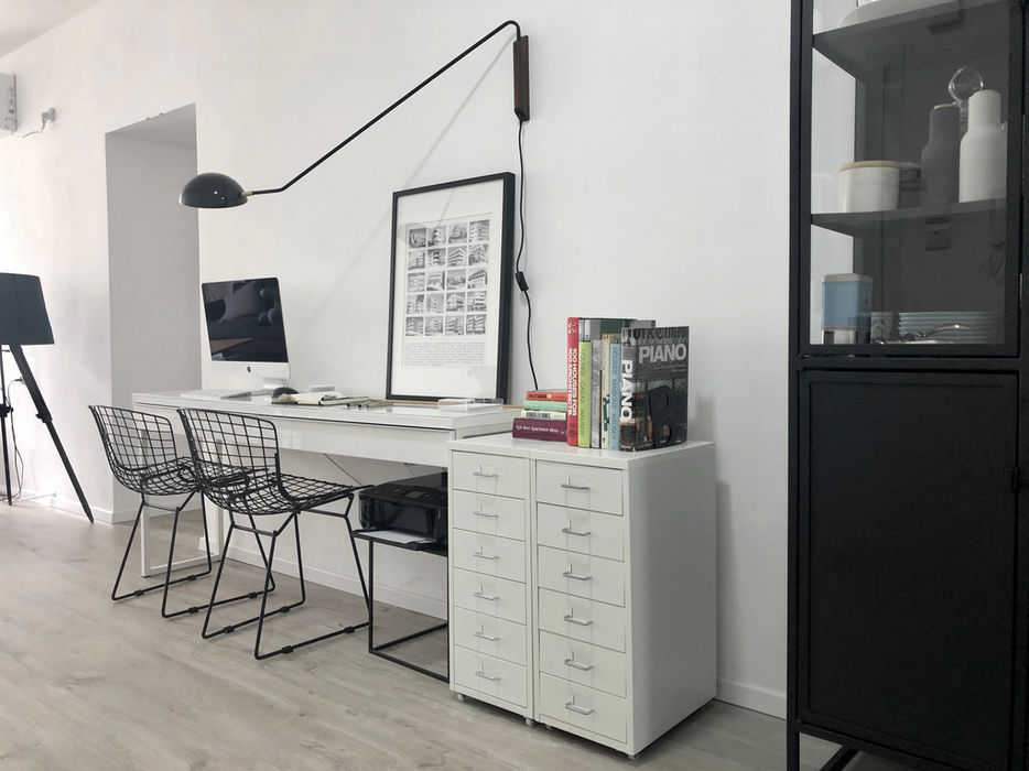 משרד ביתי בדירה שכורה בתל אביב. כסאות של Bertoia.
עיצוב דירה מינימליסטי