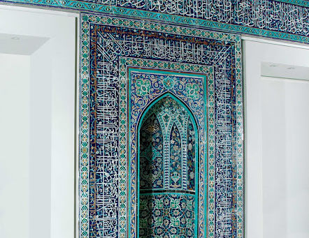 Key Features of a Mosque: Mihrab, Ablution Area, and Shoe Shelf