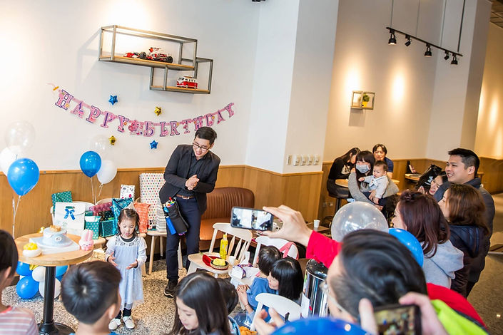 有晴三歲生日派對現場，魔術師與壽星及親友進行親子互動魔術表演