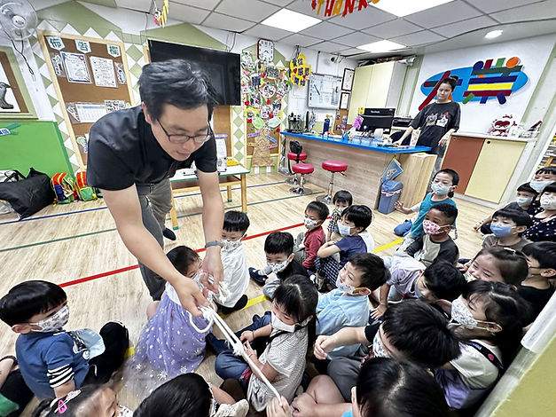 魔術達人施佑達在板橋大業幼兒園帶領幼兒近距離參與繩結魔術互動