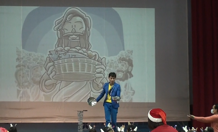 文德國小附幼聖誕活動中,施佑達邀請幼童上台參與互動魔術畫面