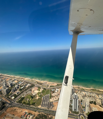 מטוס קל טס מעל נופי ישראל במסגרת חוויית טייס ליום אחד של סקאיזון SkyZone