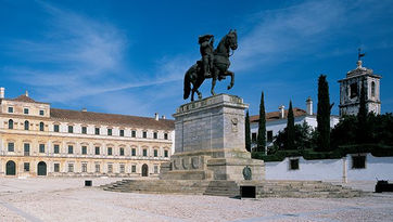 Paço Ducal en Castelo de Vila Viçosa in Portugal met marmeren paleisgevel en middeleeuwse kasteelmuren onder blauwe lucht.