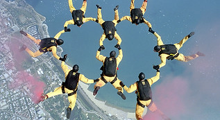 Parachutistes se tenant la main