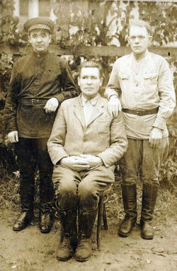 Травкин Иосиф Кузьмич, (в центре), с тов