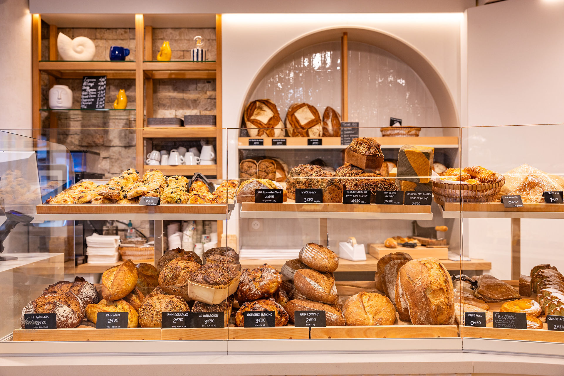 Vitrine de la boulangerie Maison Jamet à Orvault avec pains artisanaux, brioches et spécialités exposés, photographie de reportage réalisée par Emilie Besler.