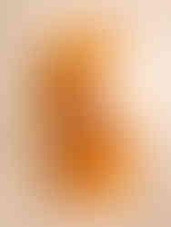 Packshot de croissants croustillants empilés en studio, mettant en valeur le feuilletage et le savoir-faire de la boulangerie Maison Jamet.