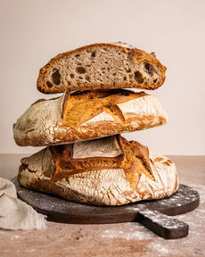 Photographe culinaire Cholet – pain de campagne mis en scène en studio