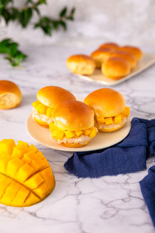 Mini burgers briochés garnis de mangue fraîche, recette sucrée originale pour une marque food.
