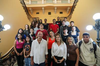 Porto Alegre: mais de 200 jovens do programa Partiu Futuro Reconstrução começam a atuar na prefeitura