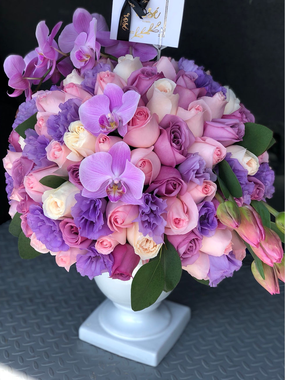 Miniatura: Base con orquídeas y rosa inglesa