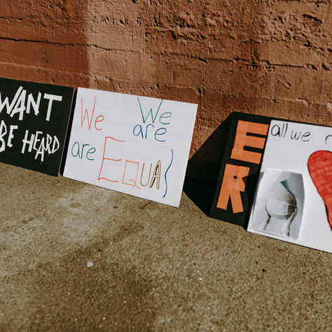 Werte-Bilder an einer Hauswand